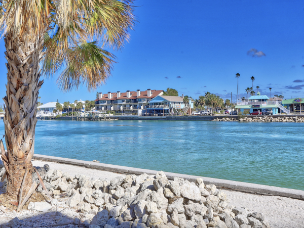 Luxurious Bayfront Condo Steps to beach